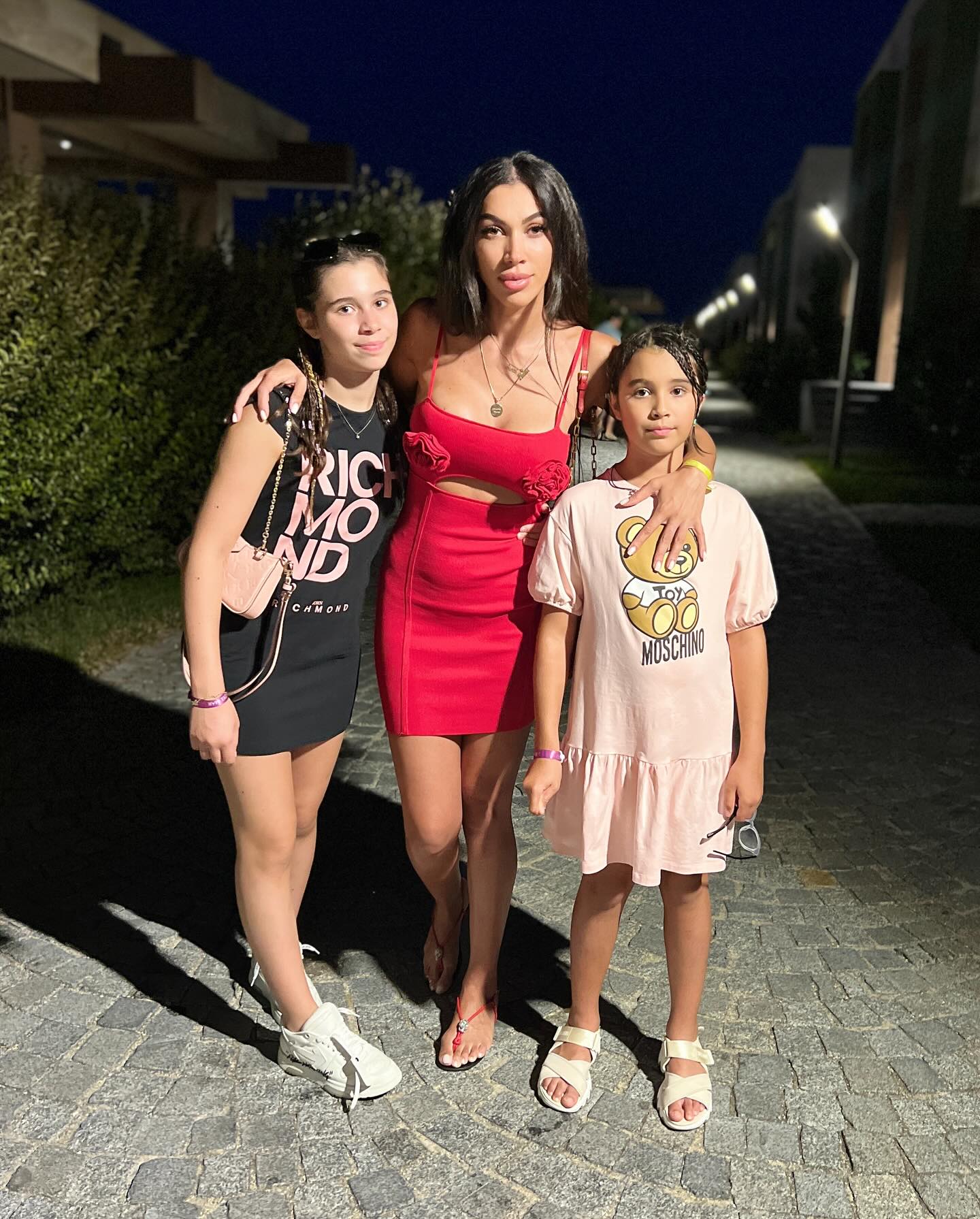 Raluca Pastramă ținându-și fetele în brațe, la o plimbare de seară