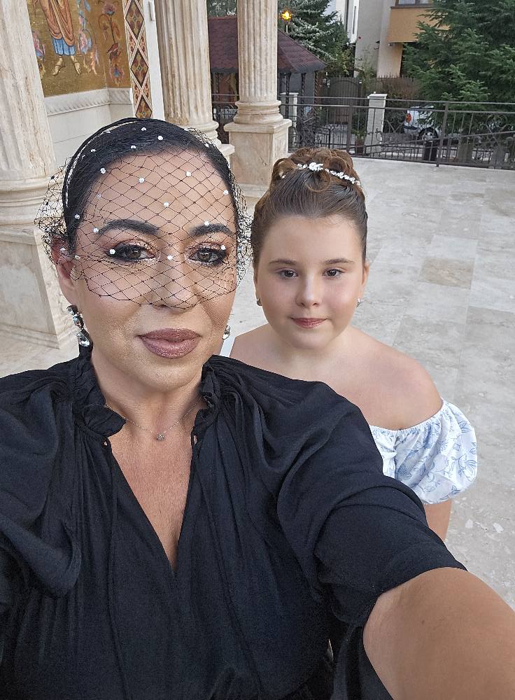 Oana Roman și fiica ei Isabela, în curtea unei biserici, participând la o nuntă
