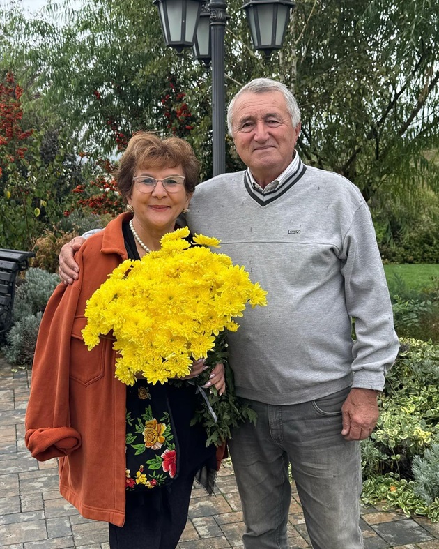 Părinții Adelei Popescu de ziua Doinei Popescu, care a primit flori la împlinirea celor 70 de ani
