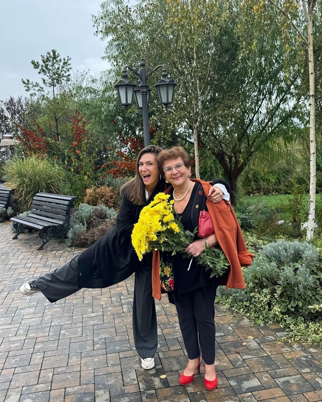 Adela Popescu alături de mama ei, care ține un buchet de flori în brațe, pe care l-a primit de ziua ei
