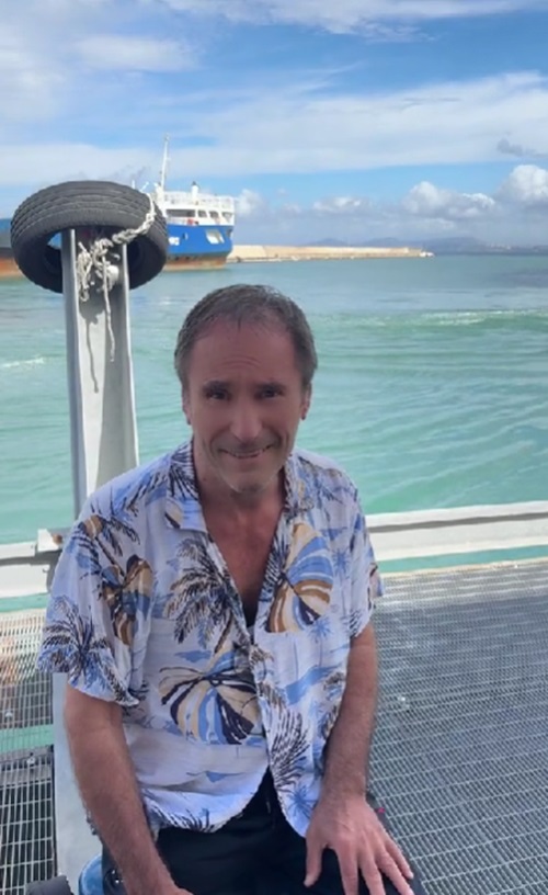 Tatăl Deliei Matache pe un ponton, în vacanță, îmbrăcat într-o cămașă colorată cu parteneri