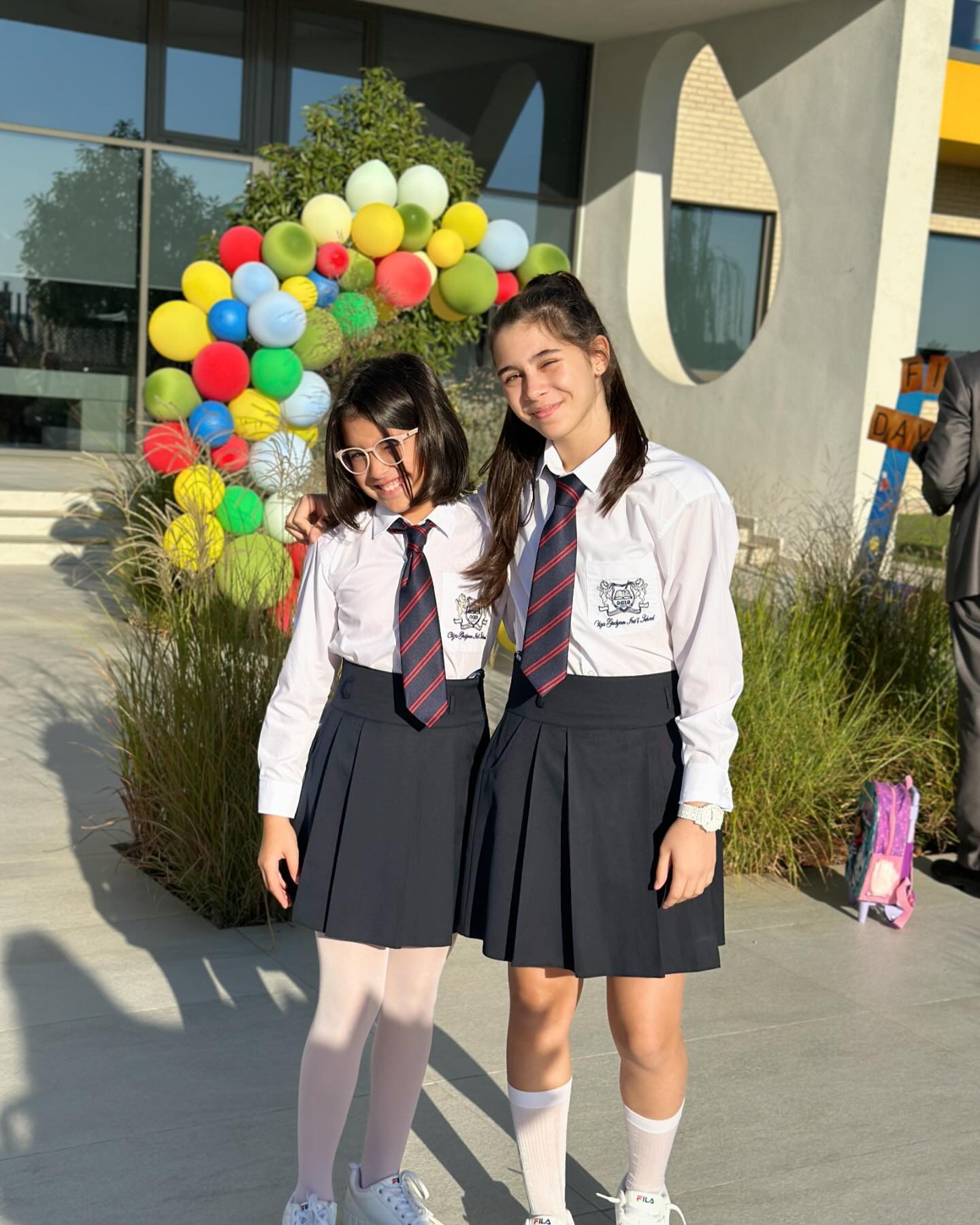 Rosa și Maria în uniforme, în prima zi de școală, unde au mers însoțite de părinți