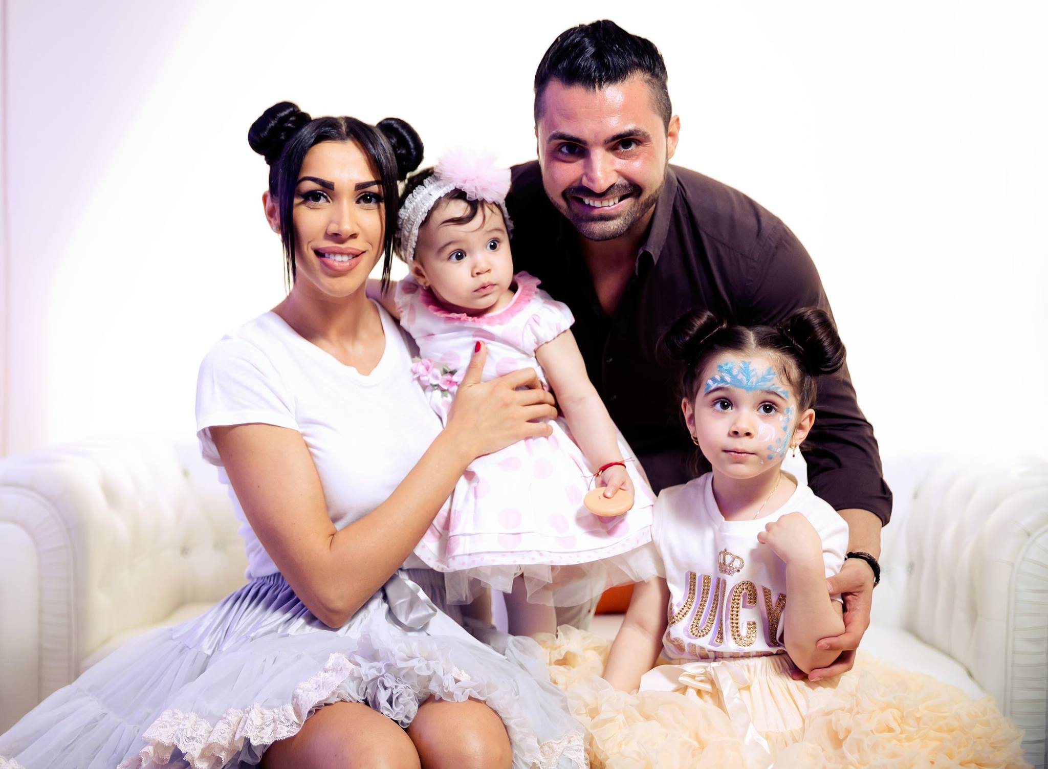 Pepe și Raluca Pastramă la o ședință foto, alături de fiicele lor, pe vremea când formau o familie