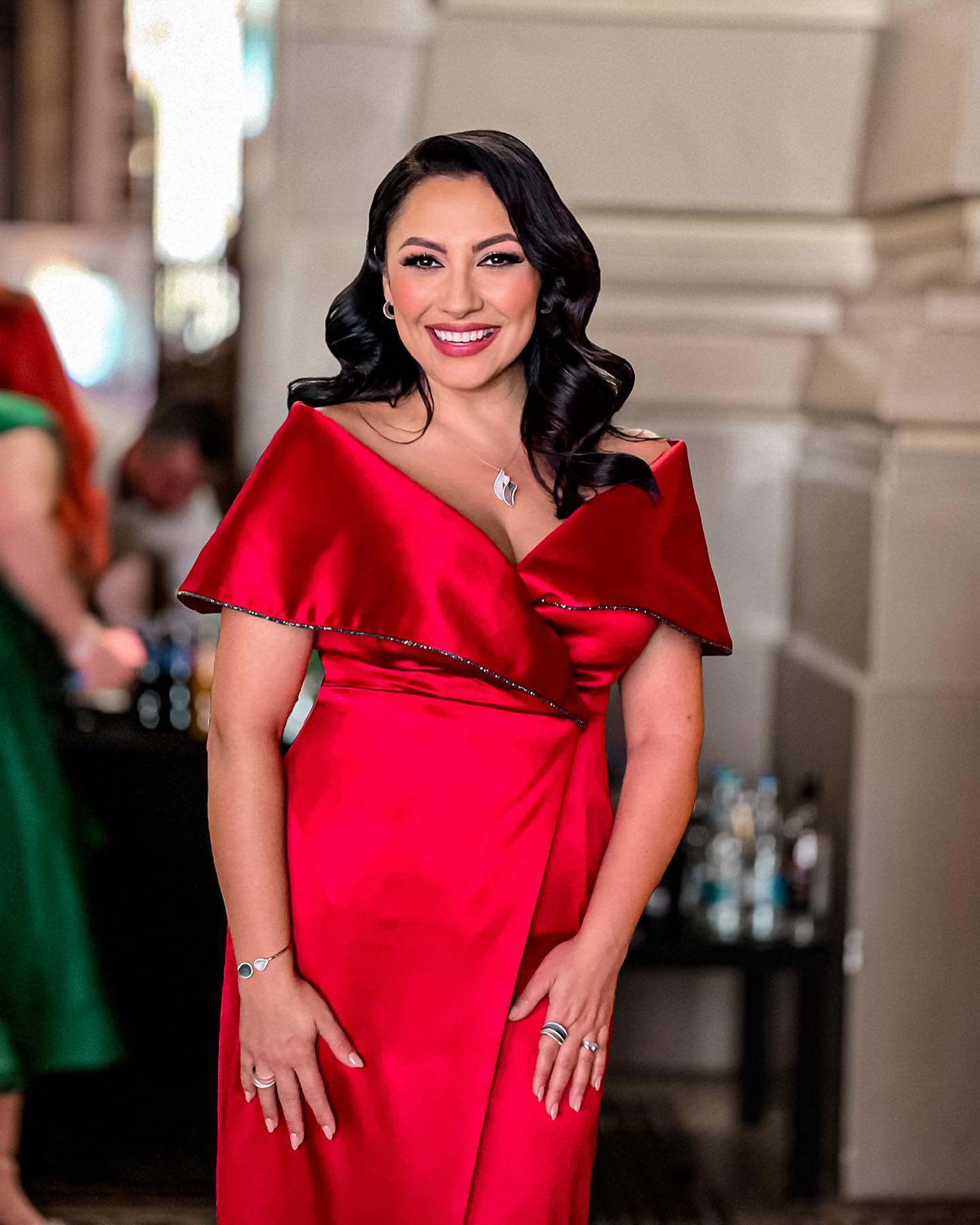 Andra zâmbitoare, într-o rochie roșie, lungă, la  gala caritabilă KULTHO, în octombrie 2022