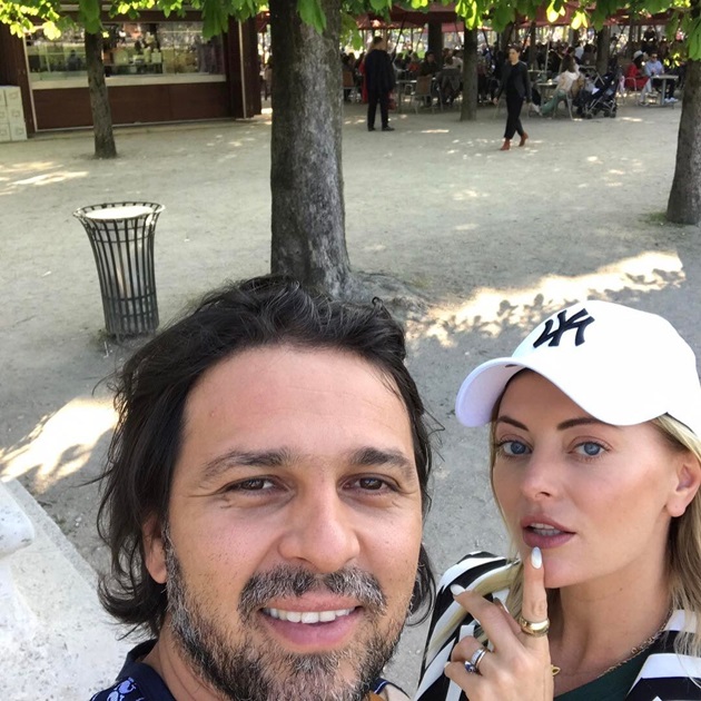 Delia Matache și soțul ei, Răzvan Munteanu la plimbare, făcând un selfie împreună