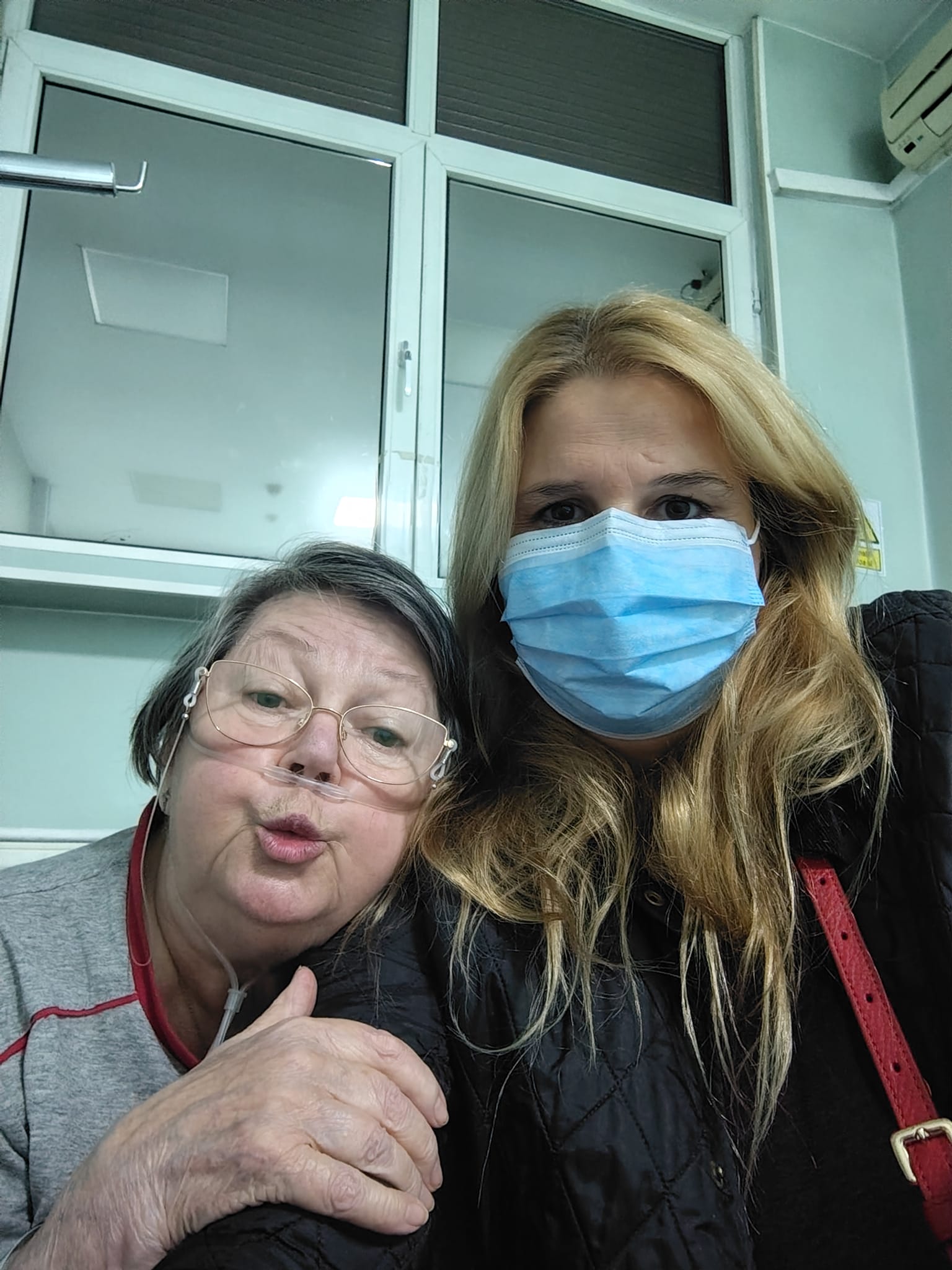 Anca Pandrea în spital, ținând-o de braț pe prietena sa, Ingrid Lalique