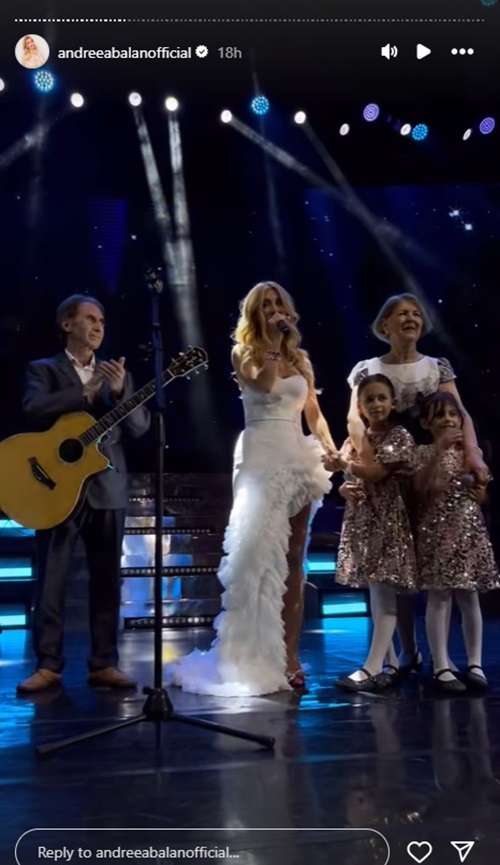 Andreea Bălan pe scena de la Sala Palatului alături de mama ei, tatăl ei și fiicele pe care le are din mariajul cu George Burcea
