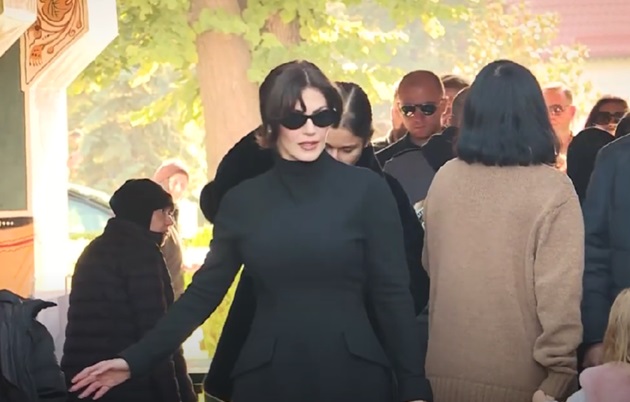Cristina Săvulescu la înmormântarea Deliei Budeanu, purtând ochelari de soare și haine negre