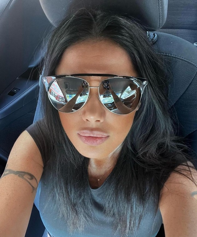 Oana Zăvoranu făcându-și un selfie în mașină, purtând ochelari de soare