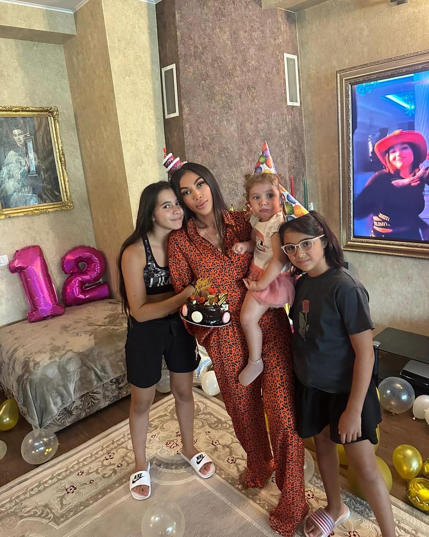 Raluca Pastramă alături de cele trei fiice ale sale, la ziua uneia dintre ele