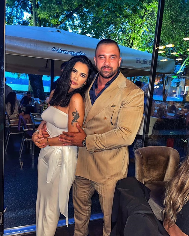 Alex Bodi într-un costum bej, ținând-o în brațe pe Oana Zăvoranu, îmbrăcată într-o rochie albă