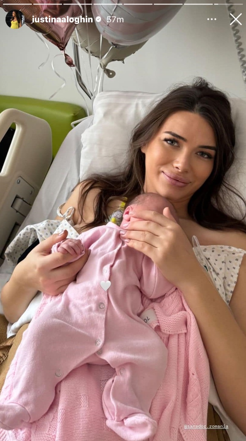 Iustina Loghin pe patul de spital, ținând-o pe piept pe fetița ei nou-născută, Ivana Nectaria