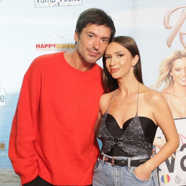 Radu Vâlcan și Adela Popescu la premiera filmului „Retreat Vama Veche”, stând apropiați, cu mâinile în buzunar