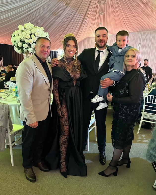 Poză de familie cu Daniela Iliescu la nunta lui Iancu Sterp, alături de fiul ei, de Culiță Sterp și de părinții ei, îmbrăcați toți în ținute elegante