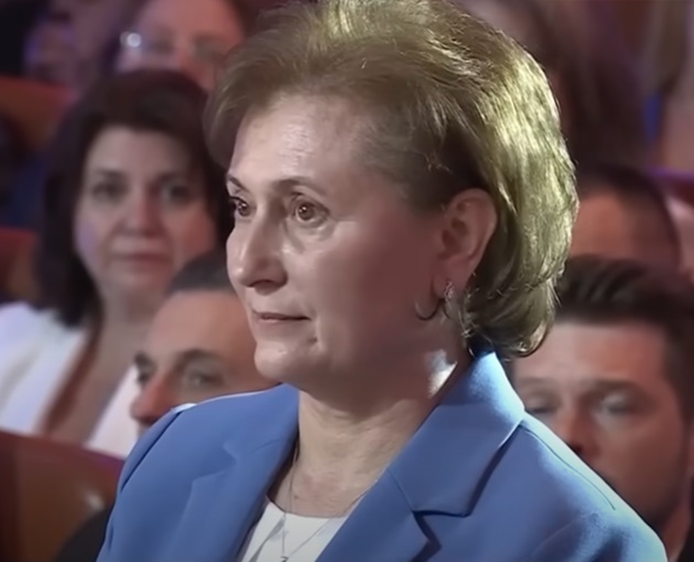 Cristina Maria Ciucă, într-o bluză albă cu sacou albastru
