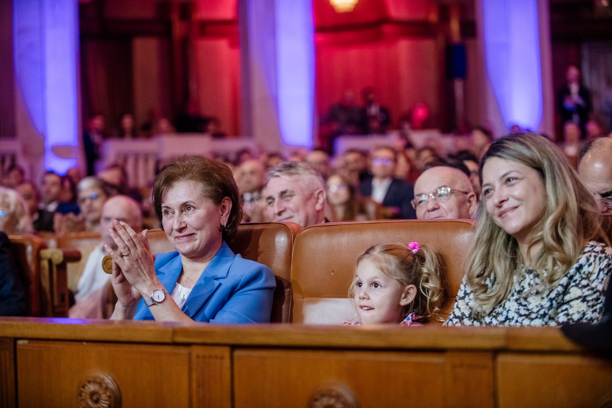 Cristina Maria Ciucă, soția lui Nicolae Ciucă, alături de nepoata și de nora ei, în public, la dezbaterea la care a participat soțul ei, Nicolae Ciucă