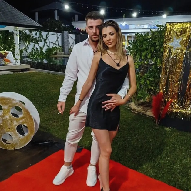 Daniel Ungureanu ținând-o în brațe pe ispita Mădălina, în timpul filmărilor de la „Insula Iubirii”
