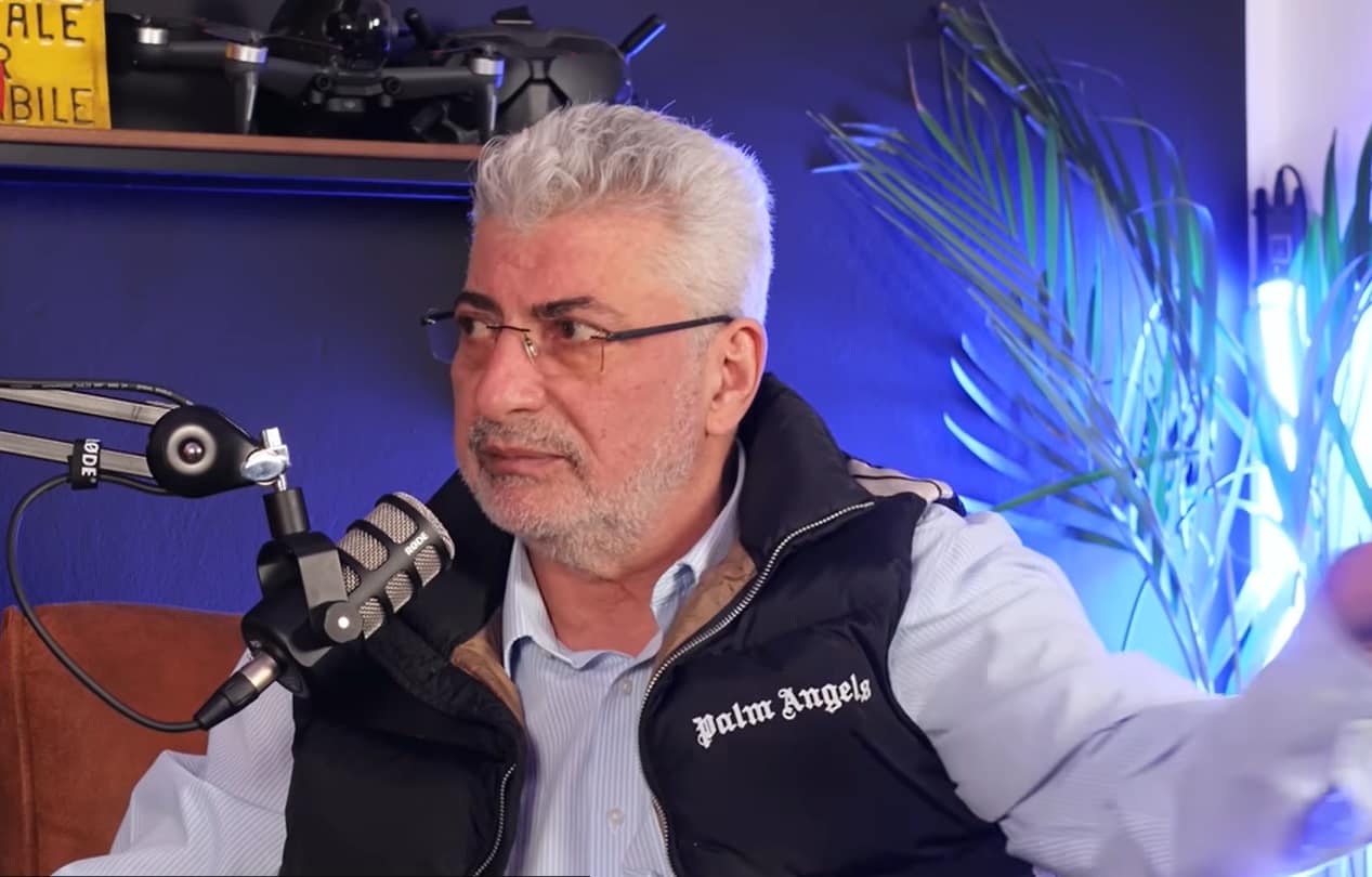 Silviu Prigoană vorbind la microfon în timpul unui interviu acordat în ultima parte a vieții