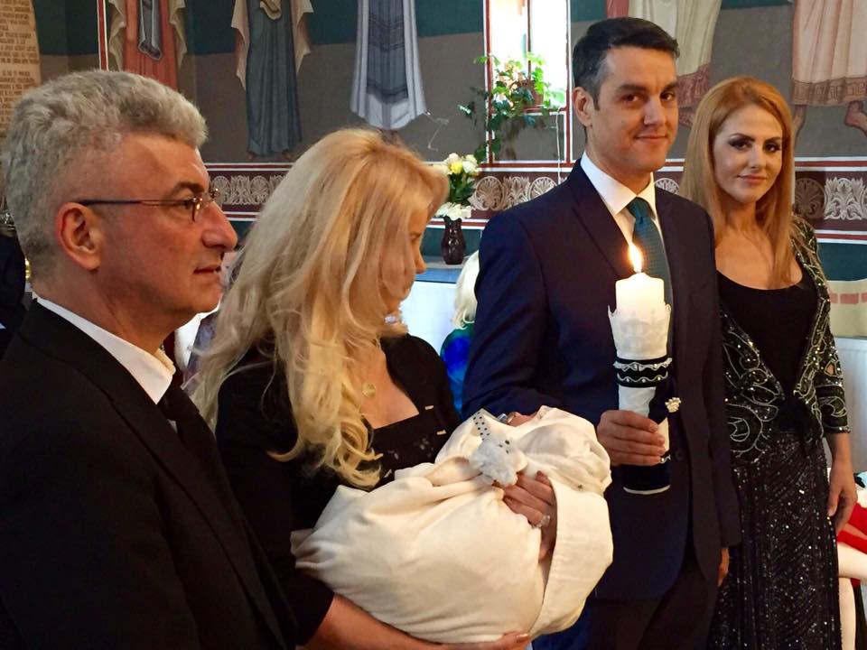 Cristi Brancu și Oana Turcu alături de Silviu Prigoană și de Mihaela Botezatu, în biserică, în ziua în care au botezat împreună același copil