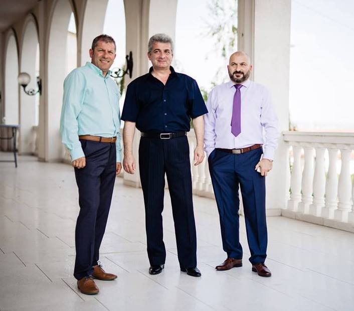 Titus, Dan și Valentin, cei trei frați ai lui Silviu Prigoană, îmbrăcați în pantaloni de costum și cămăși