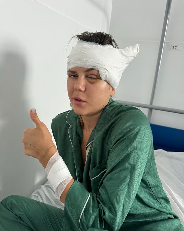 Emily Burghelea pe patul de spital, după accidentul suferit în Maurițius în iulie 2024