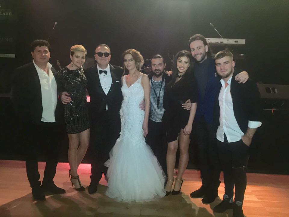 Alina și Gabriel Cotabiță în ziua nunții, îmbrăcați în mire și mireasă la petrecerea lor, alături de artiștii de la Tonic Band