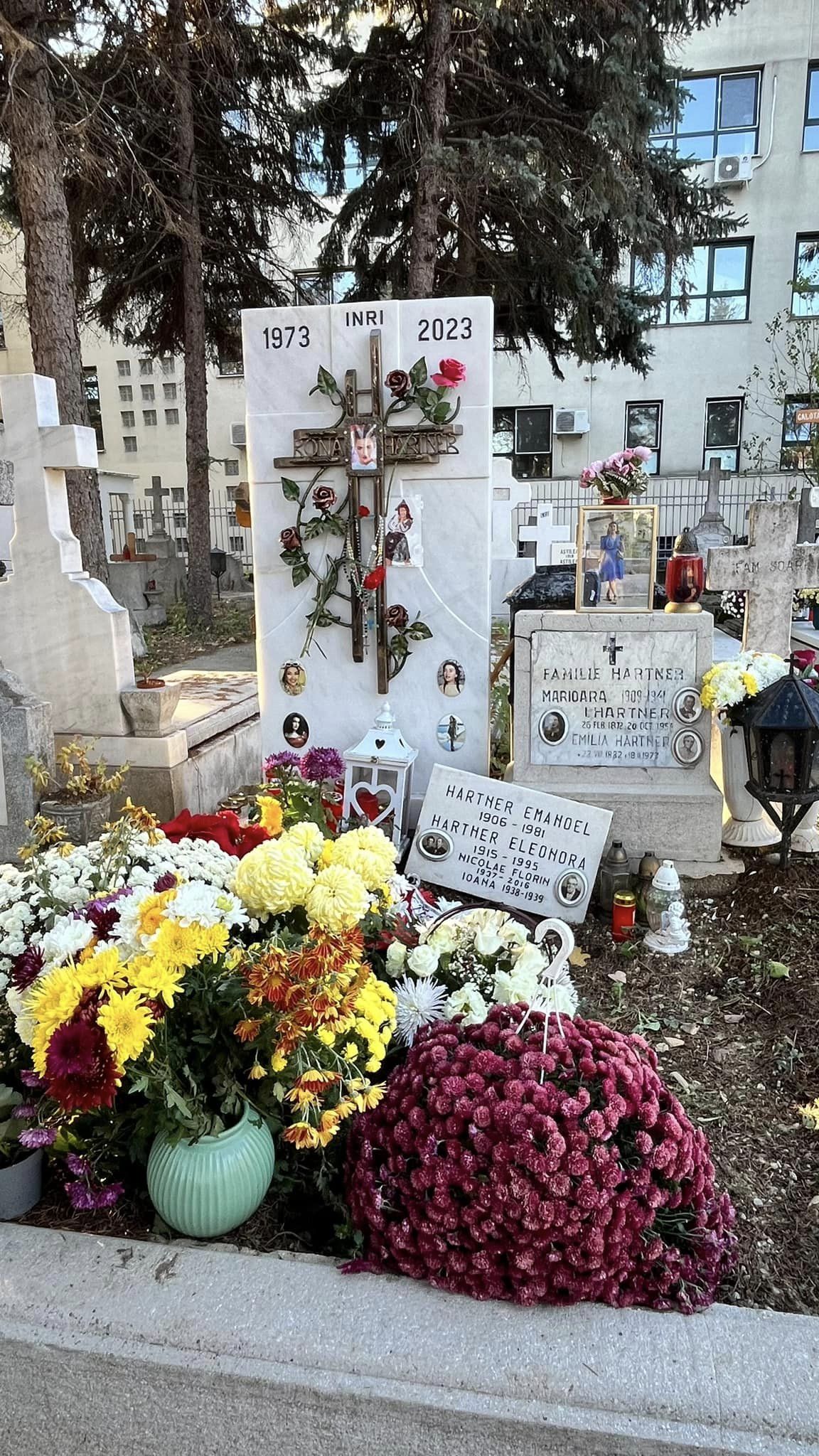 Monumentul construit la mormântul Ronei Hartner, plin de flori și de poze cu ea