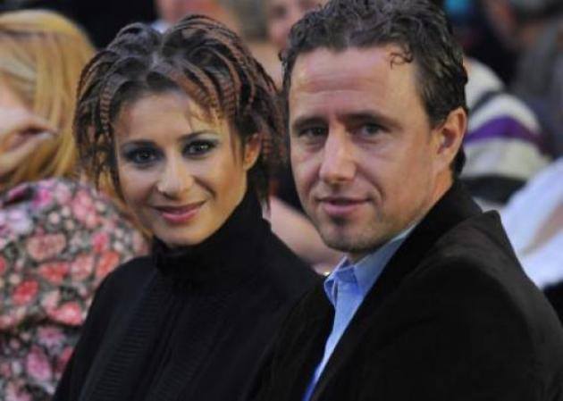 Anamaria Prodan și Laurențiu Reghecampf împreună la un eveniment, îmbrăcați amândoi în negru, pe vremea când formau un cuplu