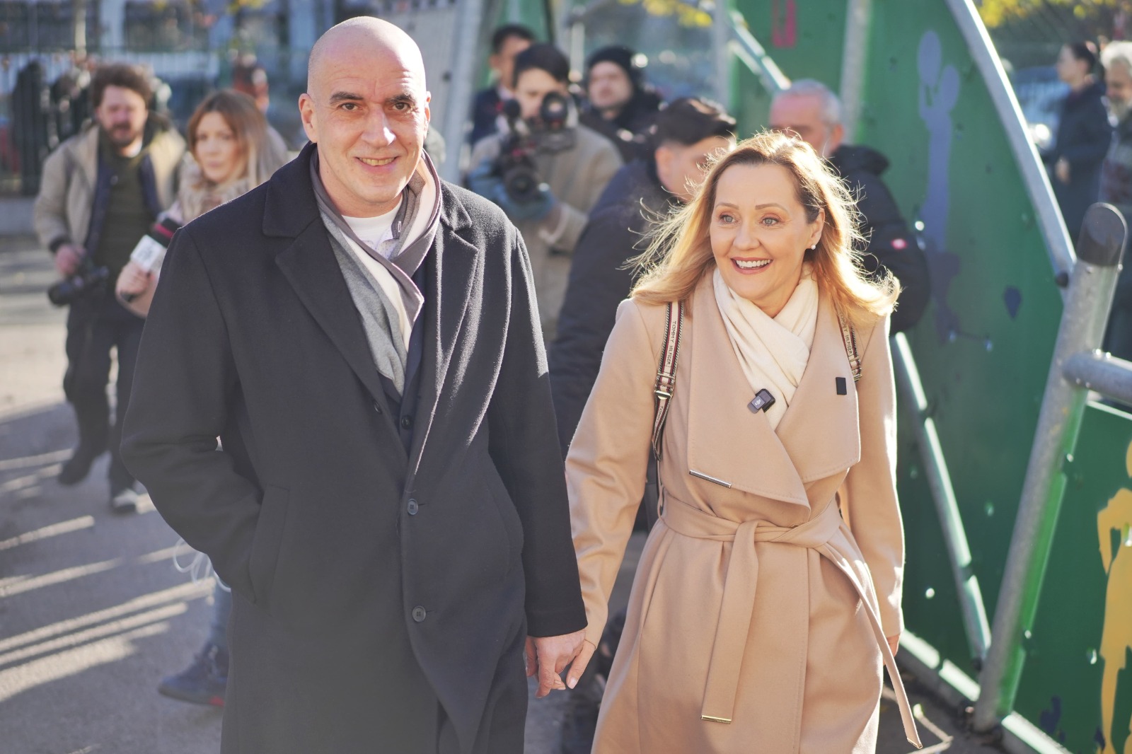 Elena Lasconi mergând de mână cu actualul ei soț, Cătălin Goergescu