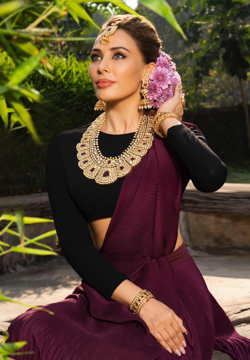 Iulia Vântur într-un costum indian, în timpul unei ședințe foto