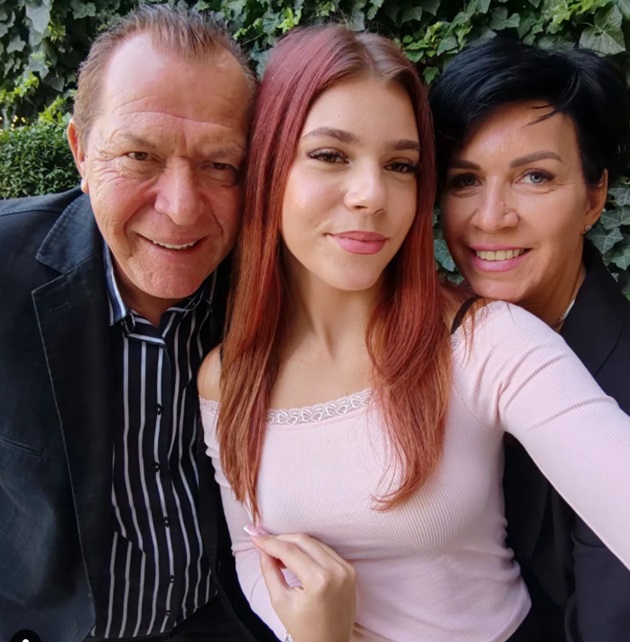Fotografie de familie cu Helmuth Duckadam alături de cea de-a doua soție și de fiica lor, pe care au curpins-o într-o îmbrățișare, lângă un gard viu