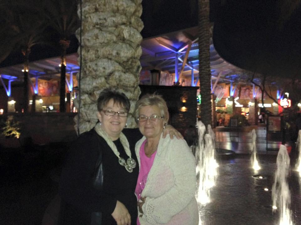 Ildiko Duckadam îmbrățișându-și o prietenă, în Phoenix, Arizona