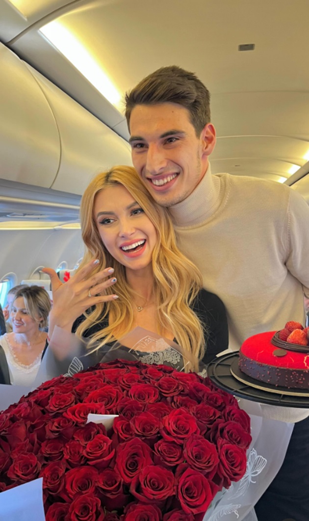 Victor Cornea și Andreea Bălan în avion, după ce tenismenul a cerut-o de soție.
