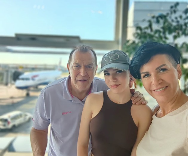 Helmuth Duckadam la aeroport, într-un tricou cu guler, alături de soția lui Alexandra și de fiica lor Julianne