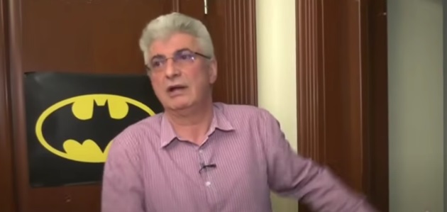 Silviu Prigoană în vila din București, în fața ușii camerei unuia dintre copii