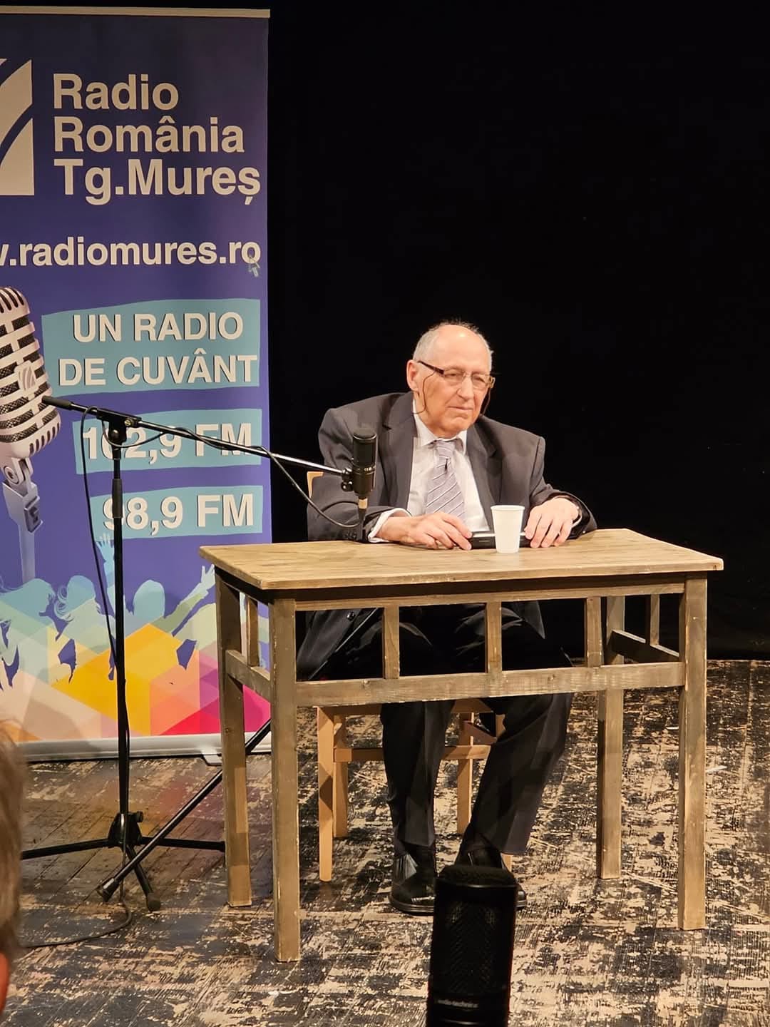 Zeno Fodor la un eveniment organizat de Radio Târgu Mureș, îmbrăcat în costum, vorbind în fața publicului