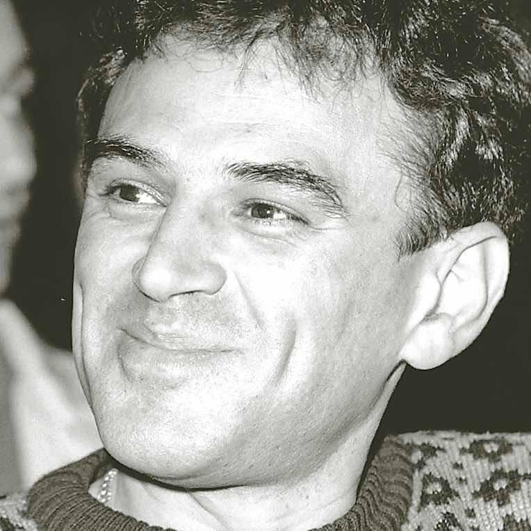 Ioan Luchian Mihalea fotografiat zâmbitor, privind într-o parte