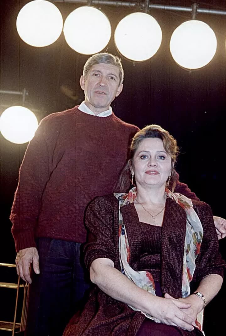 Mircea Diaconu cuprinzându-și cu brațul soția, pe acrița Diana Lupescu