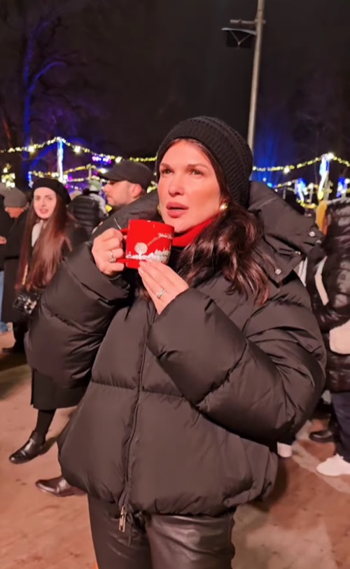 Monica Bîrlădeanu îmbrăcată gros, la târgul de Crăciun din Viena