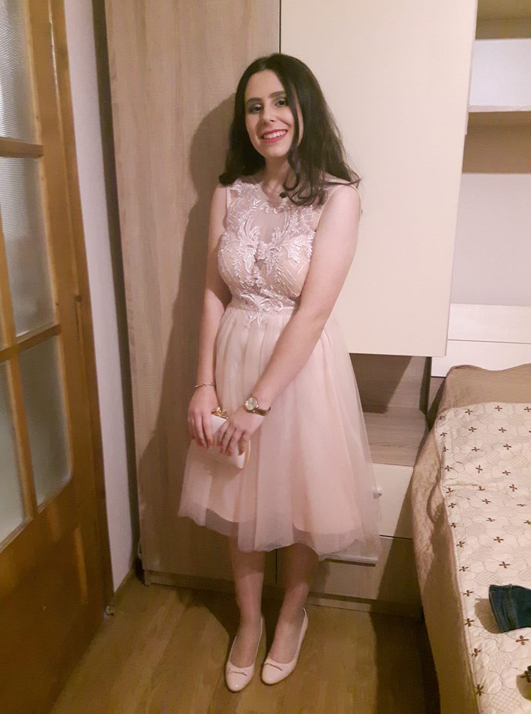 Cătălina Toma, într-o rochie roz de ocazie, pregătită pentru o petrecere