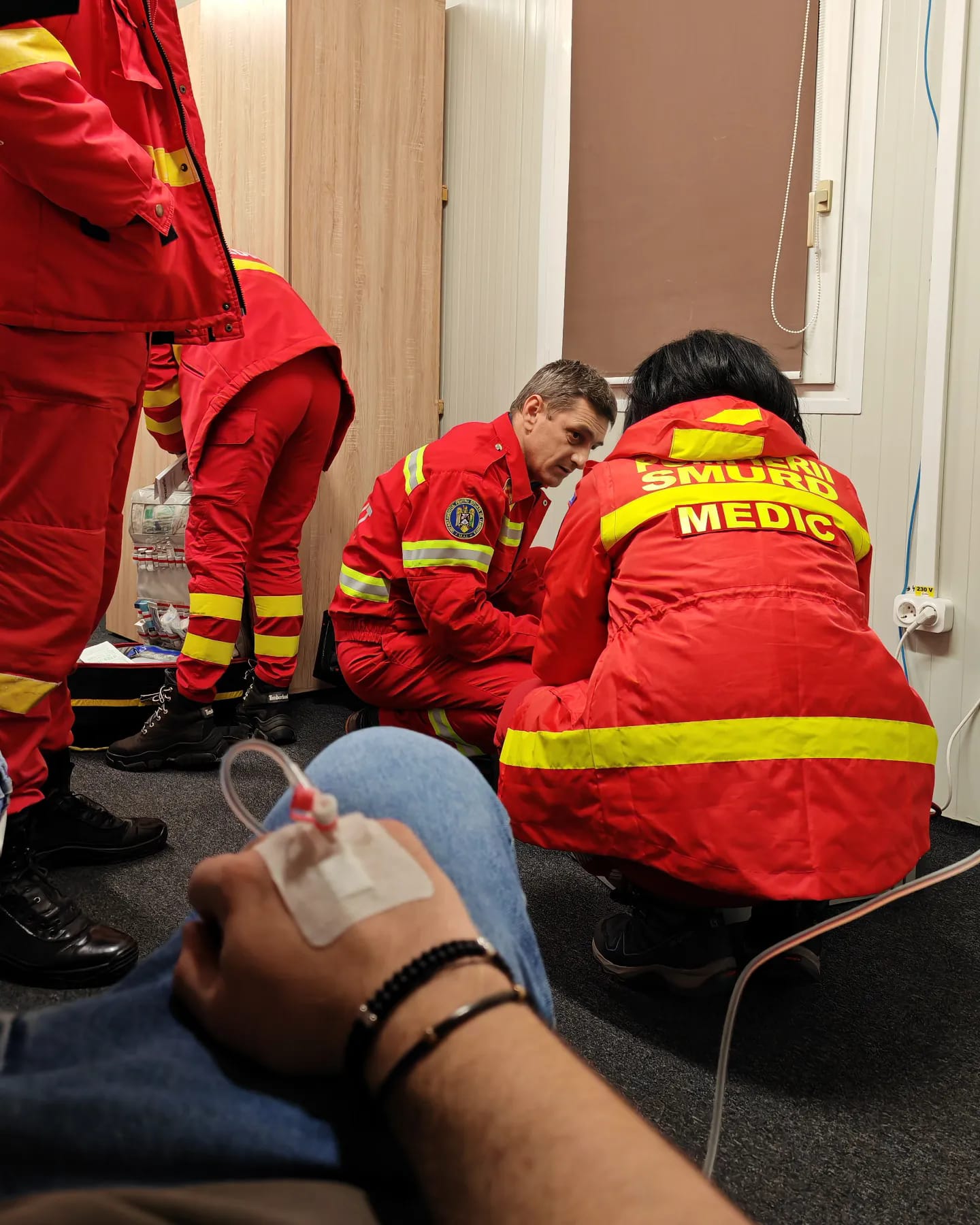 Mihai Morar și-a fotografiat mâna, în timp ce stătea la perfuzie, înconjurat de medicii și asistenții de pe SMURD, la Oradea, la Orașul Faptelor Bune