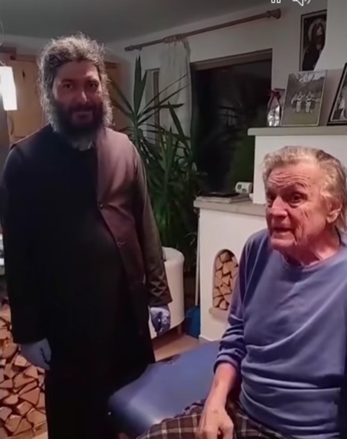 Florin Piersic în pijamale, la mănăstire, alături de un preot