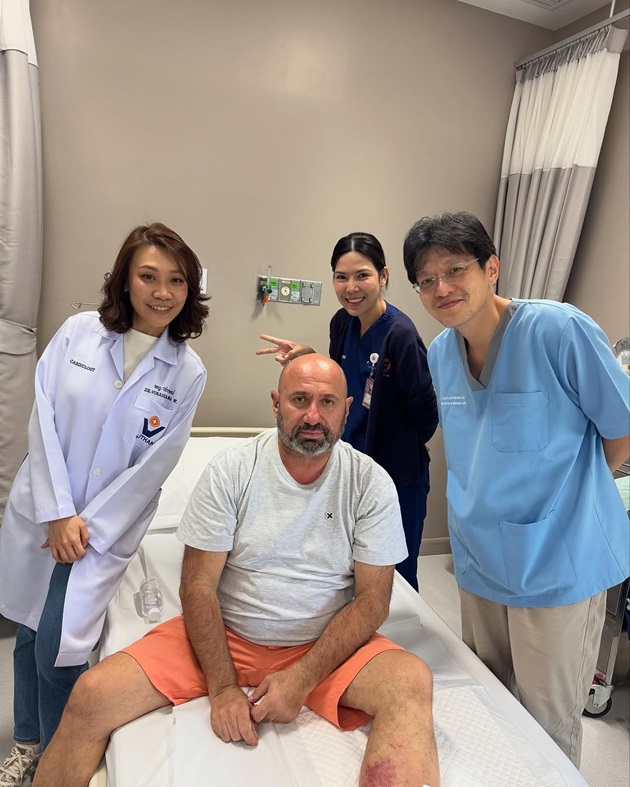 Cătălin Scărlătescu pe patul de spital, înconjurat de cadre medicale, după vacanța din Bali