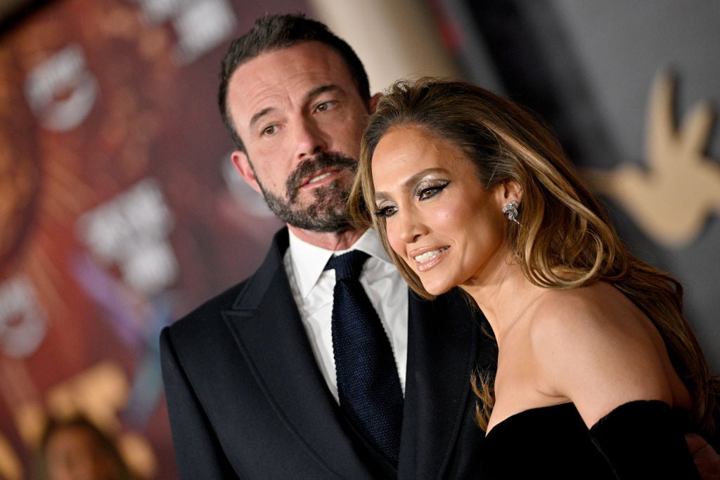 Jennifer Lopez și Ben Affleck, la premiera filmului „This Is Me...Now: A Love Story” , îmbrăcați elegant, în negru