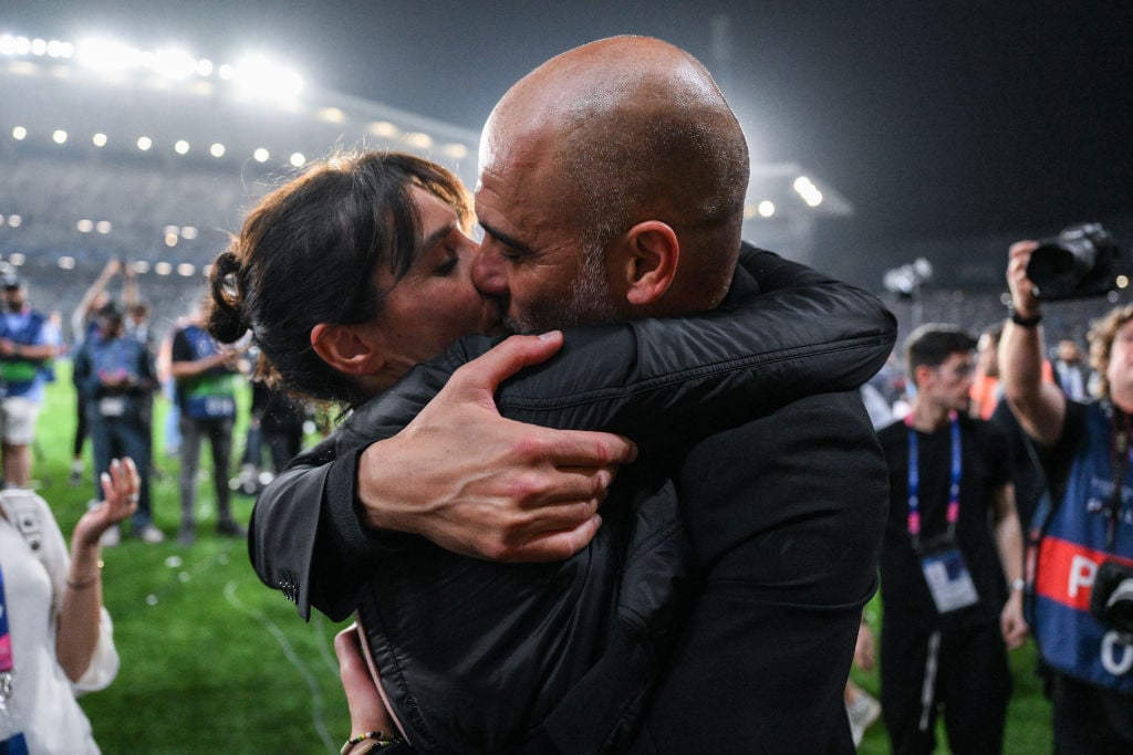 Pep Guardiola sărutând-o pe soția sa, Cristina Serra, în mijlocul terenului de fotbal, la finalul unui meci