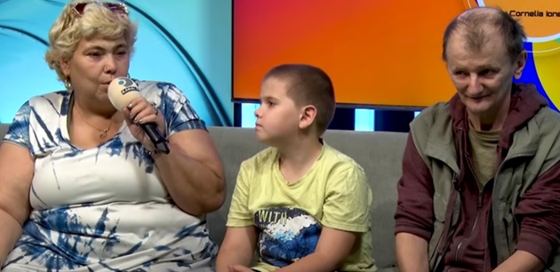 Ioana Tufaru alături de soțul ei și de fiul lor, pe canapeaua din platoul unei emisiuni de la Kanal D