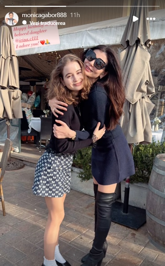 Monica Gabor îmbrățișând-o pe fiica sa, Irina Columbeanu, pe terasa unui restaurant