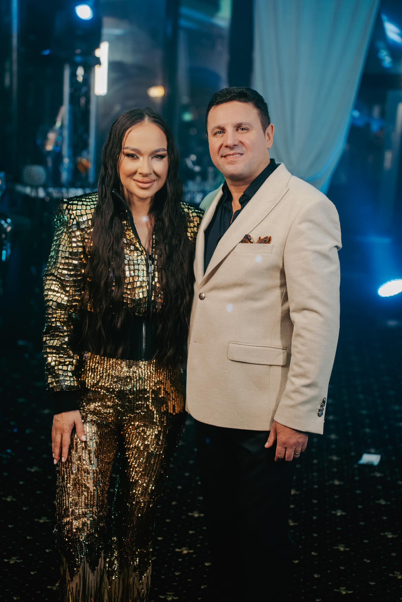 Vlăduța Lupău și Nicu Paleru îmbrăcați elegant, la filmarea unui videoclip realizat împreună