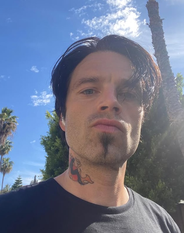 Sebastian Stan îmbrăcat în negru, privind serios spre obiectivul camerei, în timp ce își făcea un selfie