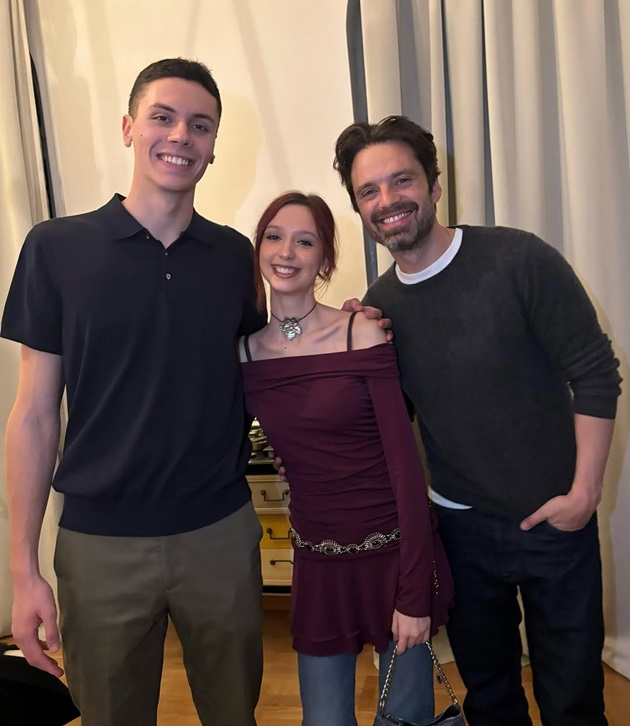 David Popovici și iubita sa, alături de actorul Sebastian Stan, îmbrățișați și zâmbitori